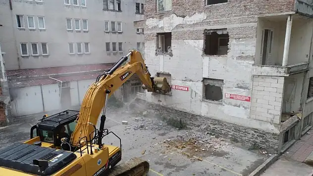 Metruk binalar yıkılıyor