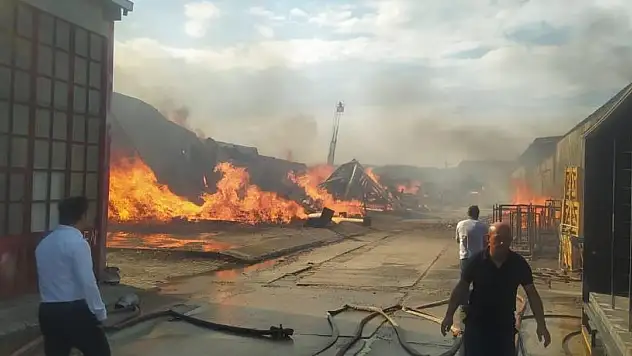 Kereste fabrikası alev alev yandı