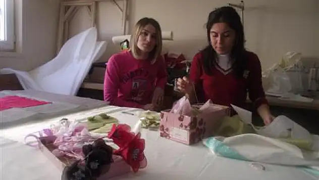 AİLELERİNE KATKIDA BULUNUYORLAR