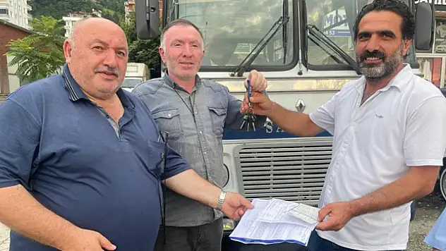 Baba yadigarı 1974 model minibüsü satarken duygusal anlar yaşadılar