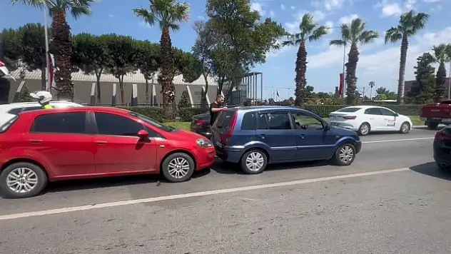 Otomobil arkadan otomobile çarptı