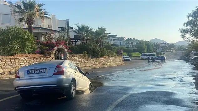 Bodrum'da otomobil yolda oluşan çukura düştü