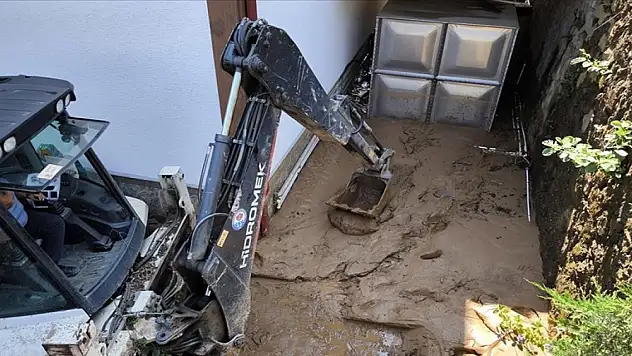 Trabzon'da şiddetli yağışın zarar verdiği cadde ve sokaklar temizleniyor