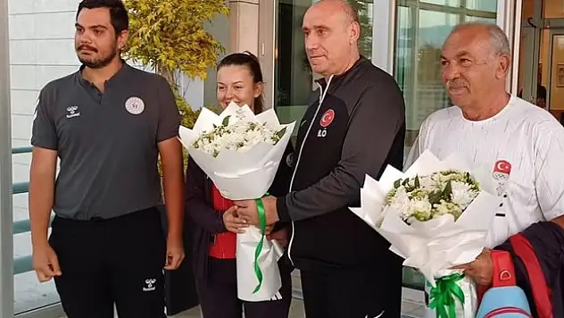 Milli atıcı Sena Can, Paris'e uğurlandı