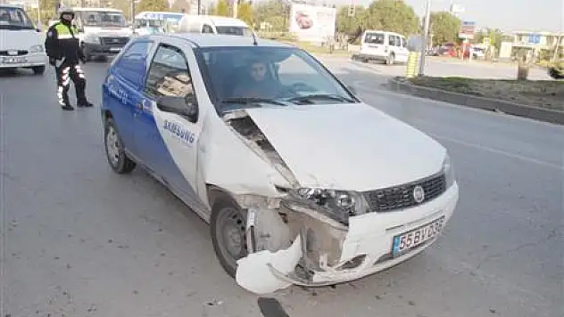 Otomobil kamyonete çarptı