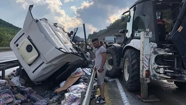Makarna yüklü tır devrildi