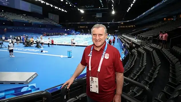 Bakan Bak, Paris'te milli yüzücü ve okçuları ziyaret etti