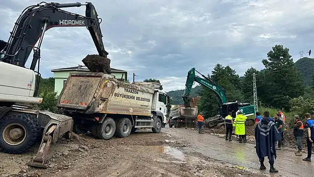 Yağışlar sonrası kapanan yolları açıldı