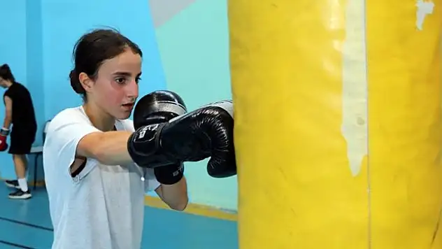 Milli boksör Saliha altın madalya için güç topluyor