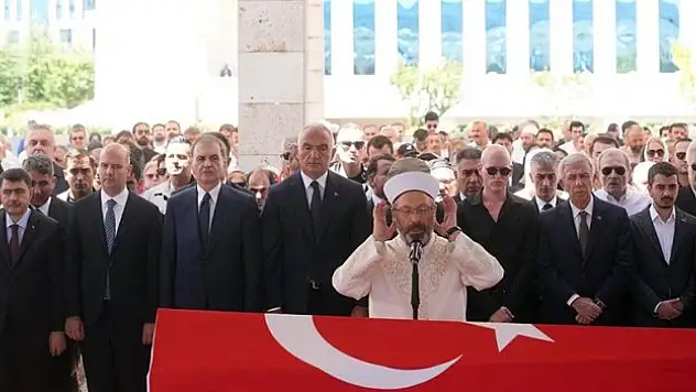 Sanatçı Kenan Işık, son yolculuğuna uğurlandı