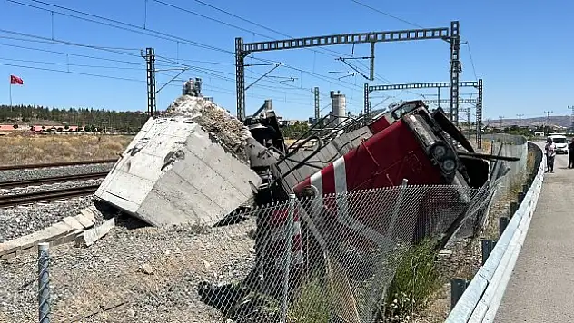 Sivas'ta lokomotif devrildi