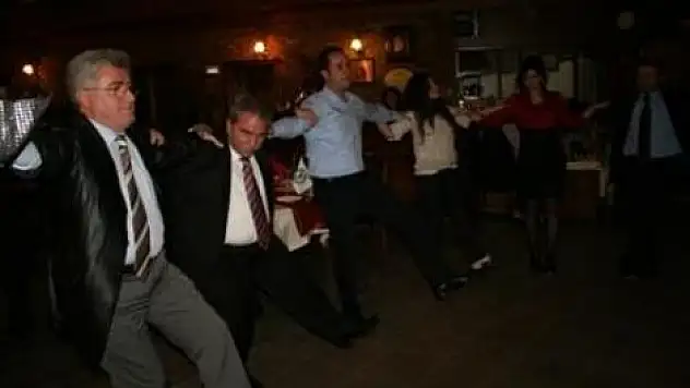 Borçların bitmesini halayla kutladılar