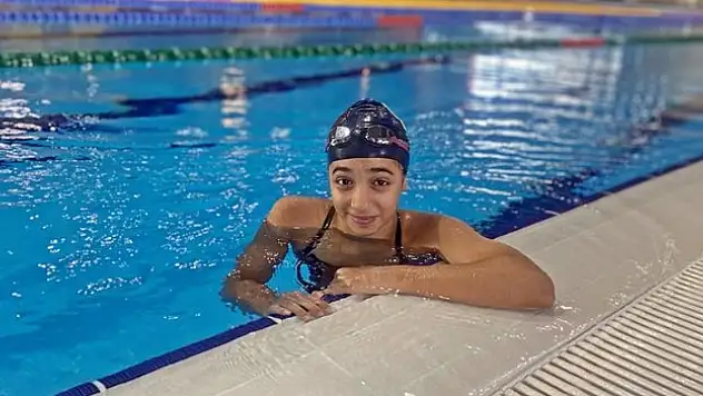 milli yüzücü Ela'dan 1 ayda 3 madalya