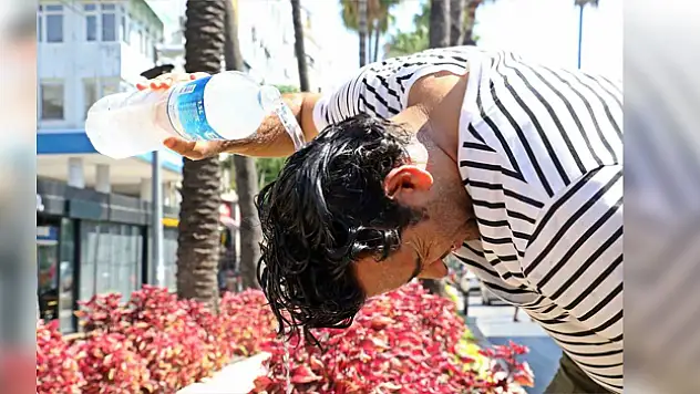 Sıcak havalarda her gün en az 2-2,5 litre sıvı tüketilmeli