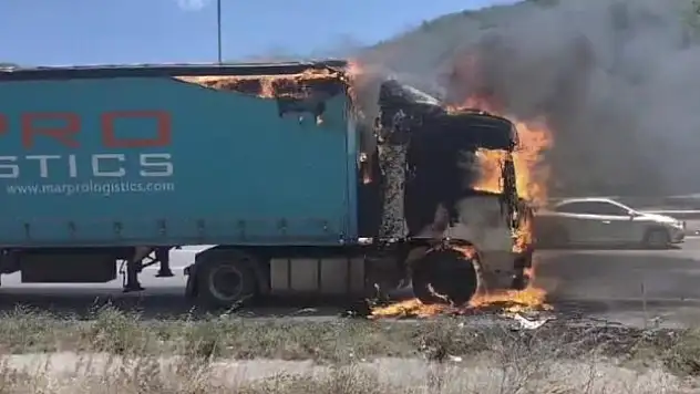 Hurda kağıt yüklü tır alev alev yandı