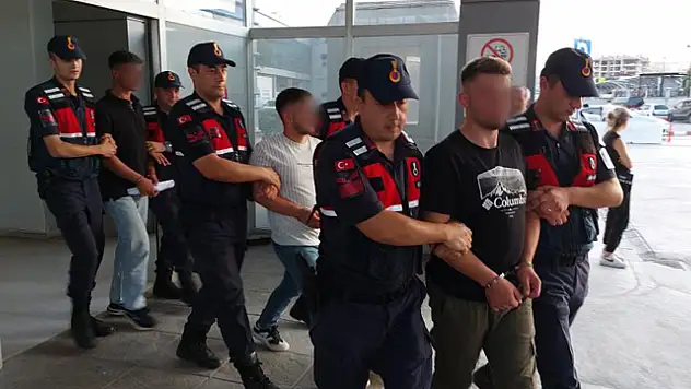 Kavga ettikleri şahsın kaçarak sığındığı evin sahibini sopayla dövdüler