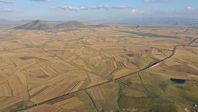 Kars Ovası halı gibi desenlere büründü