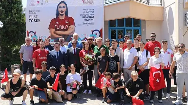 Çavuşoğlu, coşkuyla karşılandı