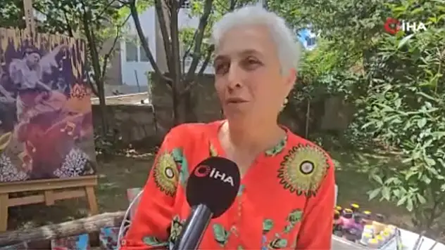 Kanseri ahşap boyama ve katıldığı koro ile türküler söyleyerek yendi