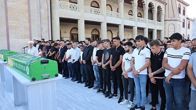 Poz verdikleri arabada can verdiler