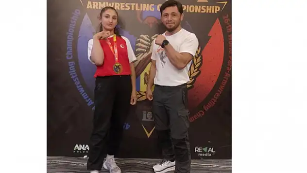 Bilek güreşinde dünya şampiyonu oldu