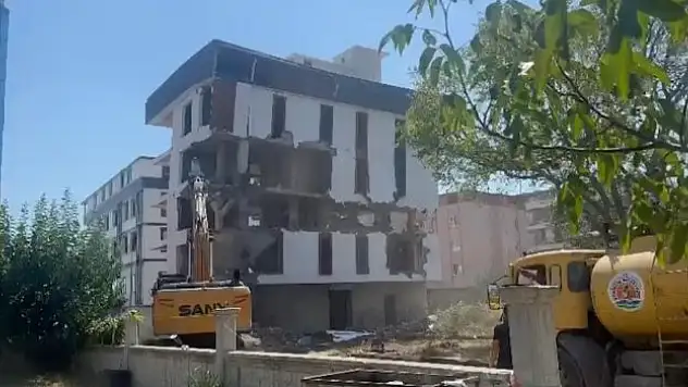 Kaçak yapıya kepçe