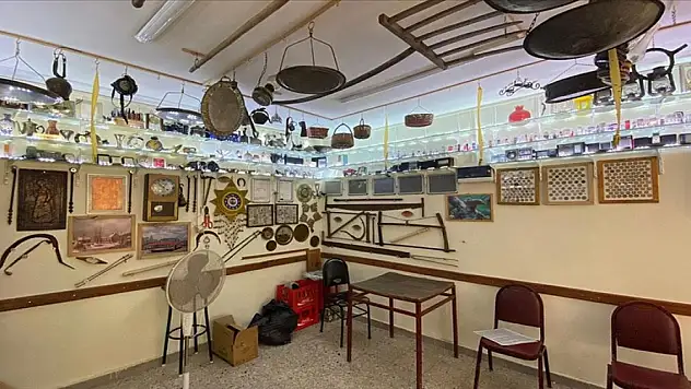 Antika tutkunu esnaf 30 yılda biriktirdiği objeleri iş yerinde sergiliyor