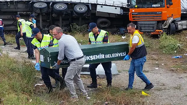 Kazada ölen 3 kişinin cansız bedeni otopsi için morga kaldırıldı