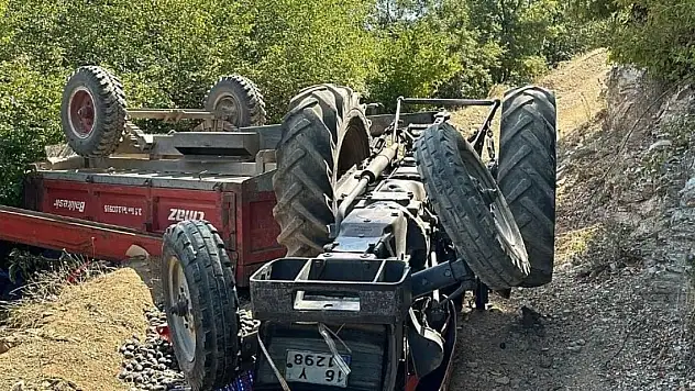 Tarla dönüşü traktör devrildi