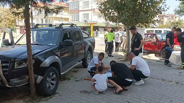 Otomobil ile kamyonet çarpıştı: