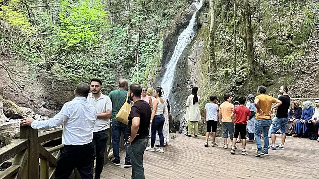 Tabiat parkları şelaleleriyle sıcak havadan bunalanları ağırladı