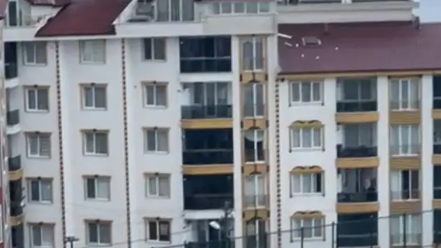 Çatı katına yıldırım düştü