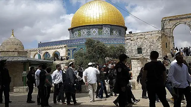 İsrailliler, Mescid-i Aksa'ya baskın düzenledi