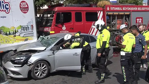 Otomobil tavuk yüklü kamyonete çarptı