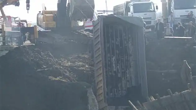 Kamyon Köprüden Dereye Uçtu: 1 Ölü, 1 Yaralı