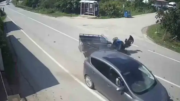 Otomobil ile patpatın çarpıştığı kaza kamerada