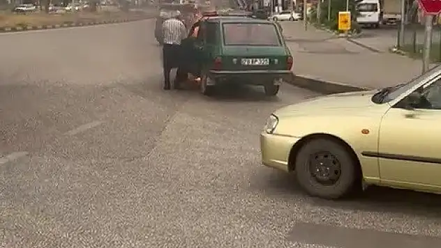 Otomobil birden alev aldı