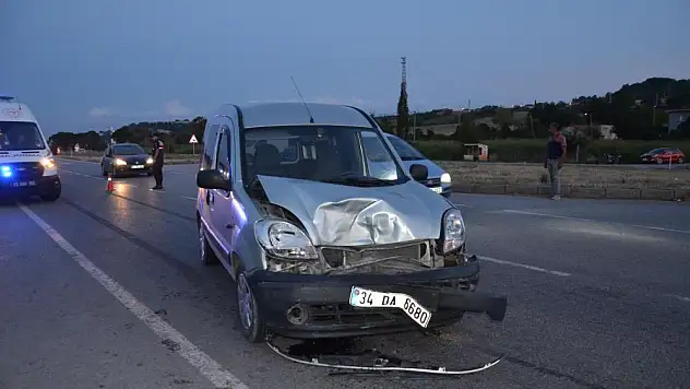 Hafif ticari araç otomobile çarptı: 8 yaralı