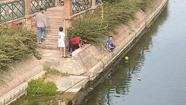 Düşürdükleri topu almak isteyen çocuklar canlarını tehlikeye attı