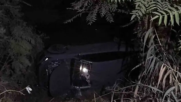 Kontrolden çıkan otomobil dereye uçtu