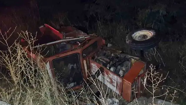 Otomobil traktöre çarptı