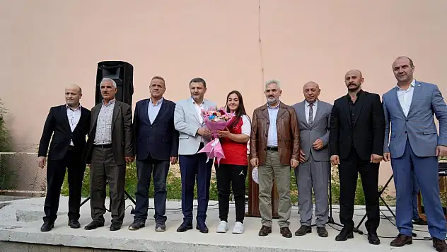 Annesine verdiği sözü tuttu, bilek güreşinde dünya şampiyonu oldu