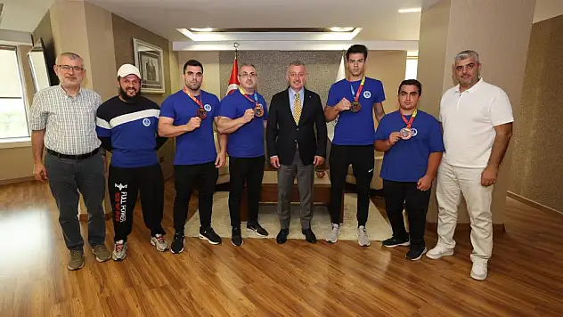 Bilek güreşinde Türkiye'nin gururu oldular