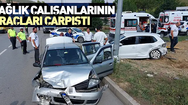 Sağlık çalışanlarının araçları çarpıştı