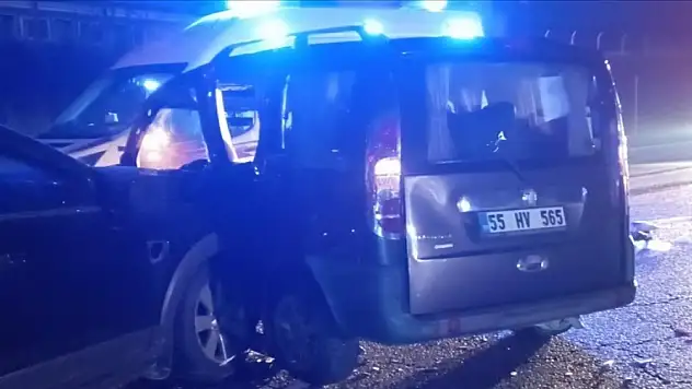 Trafik kazasında yaralananlara yardım için gelen kişi otomobil çarpması sonucu öldü