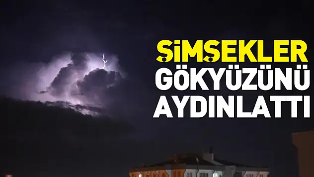 Şimşekler gökyüzünü aydınlattı