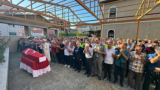 Kazada ölen babalarının tabutu başında gözyaşı döktüler