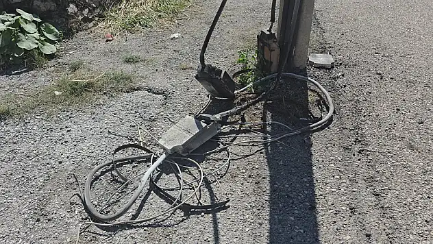 ELEKTİRİK DİREĞİNDE YANGIN ÇIKTI