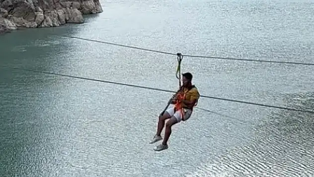 Zipline yaparak klarnet çaldı