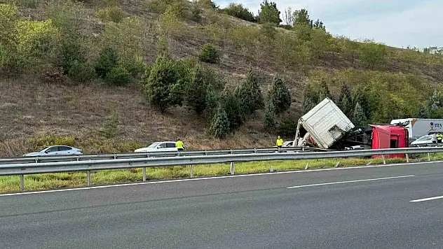 Kolonya yüklü tır devrildi